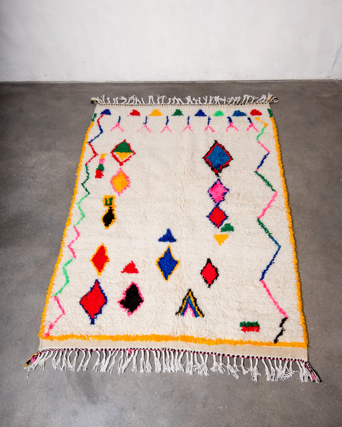 Modern designer handcrafted Berber rug from Morocco. Azilal rug with beautiful colors and patterns. Made of sheep’s wool and colourful cotton.